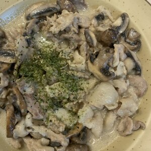 ニンニクたっぷり！豚肉ときのこのクリーム煮風